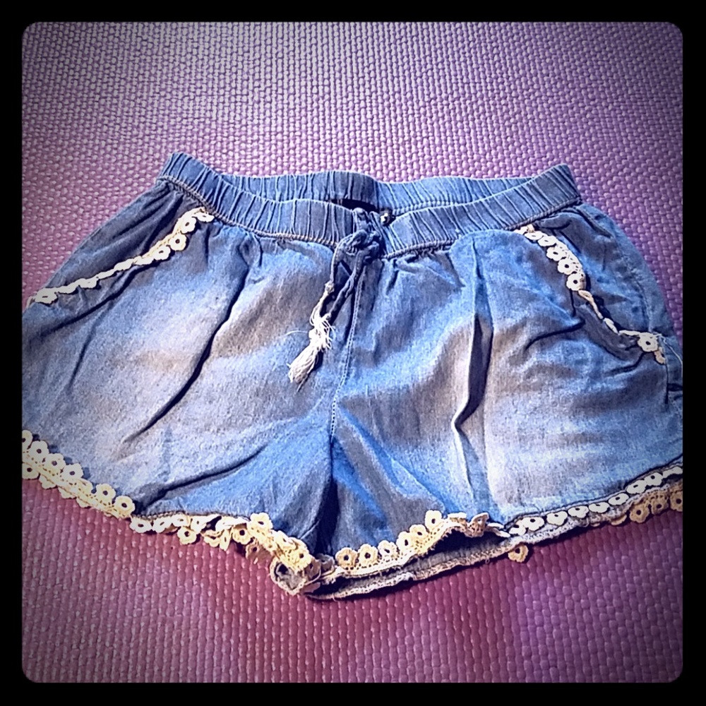 Flower frills, lace edge shorts